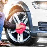 Man polishing the wheel alloy tire