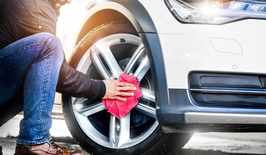 Man polishing the wheel alloy tire